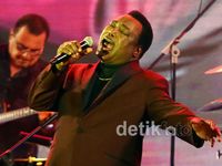 George Benson Manjakan Penggemarnya