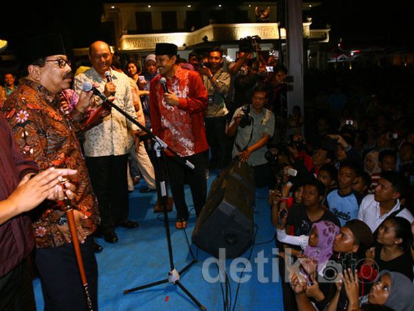 Gubernur Jatim dan Warga Tahun Baruan dengan Pesta Kembang Api