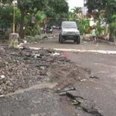 Imbas Banjir Malam Tahun Baru, Jalan-jalan Aspal Mengelupas