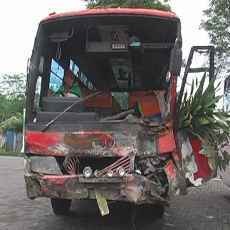 Satu Keluarga Boncengan Motor Diseruduk Bus Borobudur