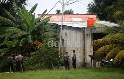 Kaca Jendela Rumah Warga Pecah Saat Penggerebekan Teroris di Ciputat