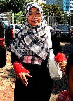 Sering Bertemu Darin, Istri Kedua Luthfi: Dia Keluarga