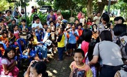 Polwan Cantik Hibur Anak-anak di Lokasi Penggerebekan Teroris