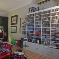 Rapi dan Ditata Sesuai Abjad, Rio Febrian Rajin Bersihkan Ribuan Koleksi CD-nya