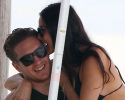 Demi Moore Mesra dengan Pria Brondong di Pantai Meksiko