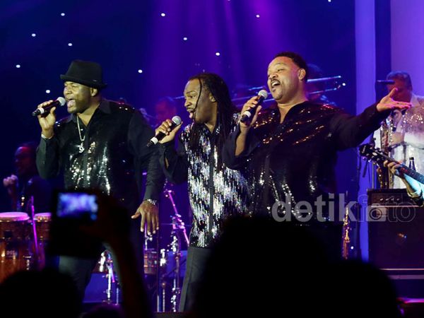 Earth, Wind & Fire Meriahkan Tahun Baru di Bandung