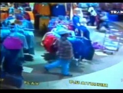 Tukang Becak Terekam CCTV Saat Mencuri Baju dan Celana