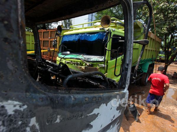 Rumah dan Truk Hangus Terbakar