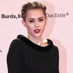 Sering Mesra-mesraan dengan Cewek, Miley Cyrus Diisukan Biseksual