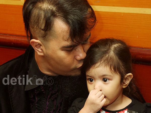 Ahmad Dhani dan si Imut Safeea