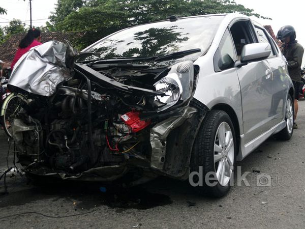 Honda Jazz Diseruduk KA Penataran