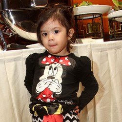 Gaya Imut Safeea Berbaju Minnie Mouse