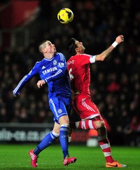 Fernando Torres (kiri) berebut bola dengan Jose Fonte (kanan) dalam pertandingan di St Mary's Stadium, Rabu (1/1/2014) malam WIB. AFP/Glyn Kirk.