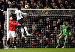 Emmanuel Adebayor membuka keunggulan untuk Tottenham Hotspur di menit ke-34. Reuters/Nigel Roddis.