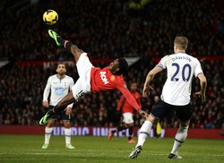 Danny Welbeck melakukan tendangan salto dalam pertandingan melawan Tottenham Hotspur di Old Trafford. Reuters/Nigel Roddis.