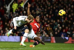 Christian Eriksen menyundul bola yang berbuah gol ke gawang Manchester United. Reuters/Nigel Roddis.