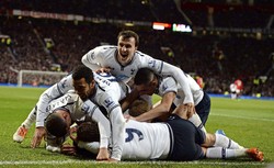 Para pemain Tottenham Hotspur merayakan gol. Dengan kemenangan tersebut, Spurs kini duduk di urutan enam klasemen sementara dengan nilai 37.Reuters/Nigel Roddis.