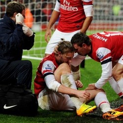 Bendtner Tambah Pemain Arsenal yang Cedera, Wenger Belum Mau Bahas Transfer