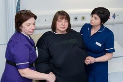 Pakai Kostum Gendut, Staf RS Inggris Dilatih Tangani Pasien Obesitas