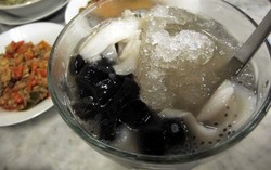 Warung Anglo: Jajan Brongkos dan Es Kangenan Pengobat Rindu Kampung