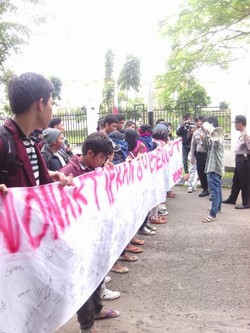 Puluhan Mahasiswa Serang Galang Tanda Tangan Dukungan Penonaktifan Atut