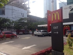 Dilarang Masuk, PNS Pemkot Jakbar Malah Parkir Kendaraannya di McD