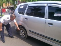 Dishub Cabut Pentil Mobil PNS yang Parkir di Luar Kantor Wali Kota Jaksel
