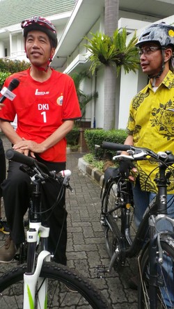 Hari Pertama Larangan PNS DKI Pakai Mobil, Jokowi Gowes ke Balai Kota
