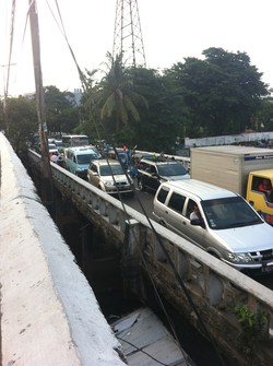 Duh! Macet Kembali Warnai Pasar Tanah Abang di Sore Hari