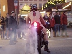 Biker yang Burnout Sambil Telanjang Akhirnya Diincar Polisi