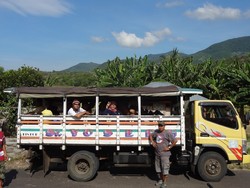 Otokol, Ini Dia Angkot Unik di Flores