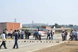 Busyet! Pesawat Mendarat di Jalan Tol