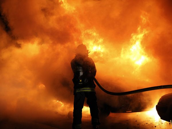 Tradisi Bakar Mobil Saat Tahun Baru di Prancis