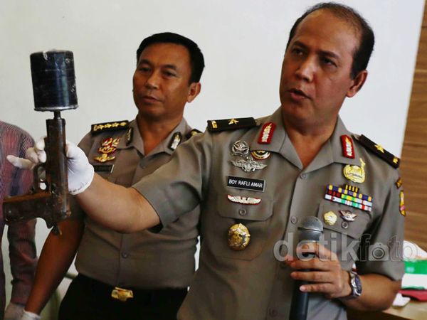 Polri Gelar Barang Bukti Milik Dayat Kacamata Cs