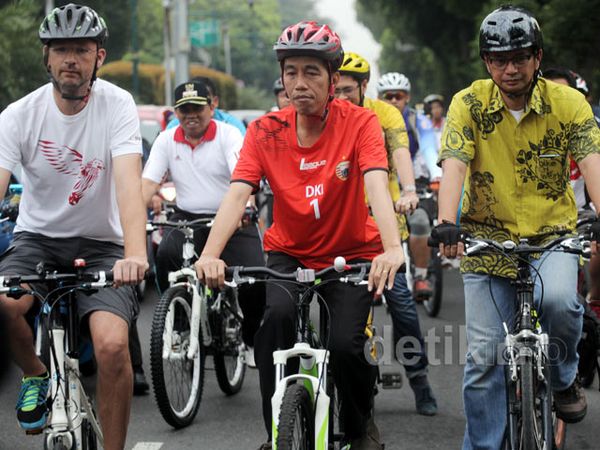 Jokowi Ngantor Naik Sepeda