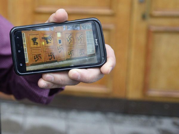 Coretan Lambang Nazi di Masjid Swedia