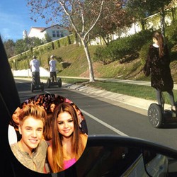 Asyik Main Segways, Justin Bieber dan Selena Gomez Pacaran Lagi?