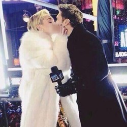 Nakal! Miley Cyrus Cium Ryan Seacrest di Acara Malam Tahun Baru