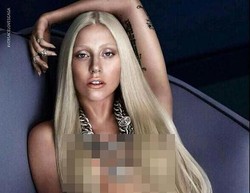 Lady Gaga Pose Topless di Iklan Terbaru Versace
