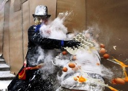 Di Festival Efarinats, Orang Bisa Berperang dengan Telur dan Tepung