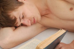 Ini Dia Manfaat Membaca Novel Erotis Bagi Kesehatan