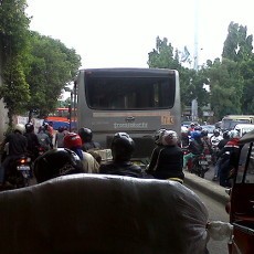 Bus TransJ Mogok di Kolong Manggarai, Lalin Semrawut