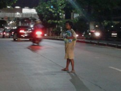 Ada Orang Gila di Tengah Jalan Wr Buncit, Pengendara Bunyikan Klakson