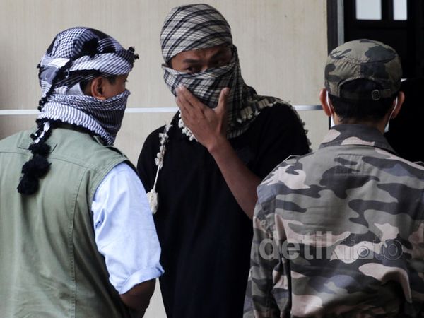 Keluarga Dayat Kacamata Cs Datangi RS Polri