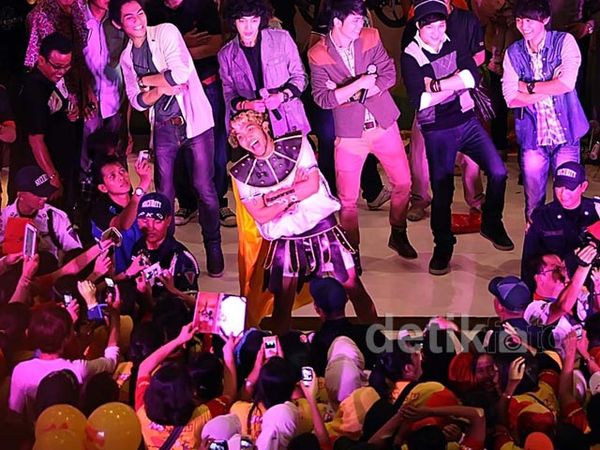 Caisar Berjoget Bersama Pengunjung Mal