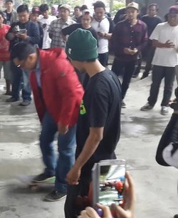 Ups, Hampir Saja Wali Kota Bandung Terjatuh di Kolong Jembatan