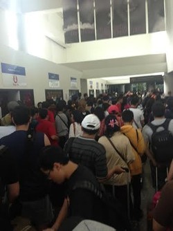 Listrik Bandara Ngurah Rai Mati, Penumpang Antre Panjang untuk Check-in