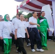 Wapres Jalan Santai Kerukunan Sosial Bersama Ormas dan Ribuan Orang dari Monas