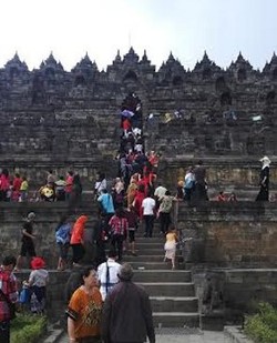 Duh, Banyak Wisatawan yang Buang Sampah Sembarangan di Borobudur