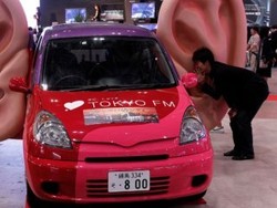 Bersihkan Kuping Saat Berkendara, Seorang Pria Ditilang